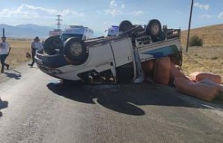 Ot yüklü kamyonet yan yattı: 5 yaralı