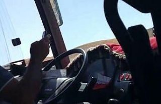 Otobüs şoförü direksiyon başında yolcuların...