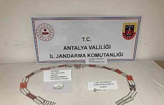 Otobüsteki yolcunun üzerinden farklı renklerde...