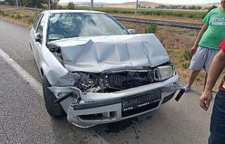 Otomobil bariyerlere çarptı, karı koca yaralandı