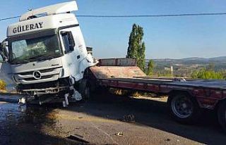 Otomobil ile tır çarpıştı, yol trafiğe kapandı