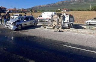 Otomobil makas atan hafif ticari araca çarptı; 1...