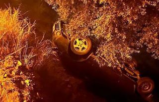 Otomobil şarampole devrildi