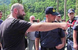 Otomobil uçuruma yuvarlandı, köylü bariyer için...