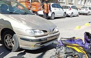 Otomobilin çarptığı kurye yaralandı