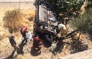 Otomobiliyle yaklaşık 6 metrelik istinat duvarından...