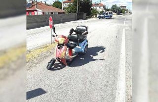 Otomobille çarpışan elektrikli bisikletin sürücüsü...