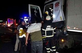 Otoyolda tıra çarpan sürücü araçta sıkıştı,...