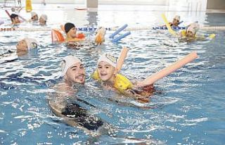 Özel çocuklar engelsizce yüzüyor