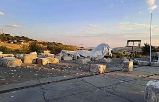 Pamuk balyaları yola savruldu