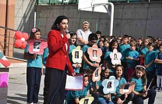 Pandemide yazdığı şiiri okuyan öğretmen büyük...