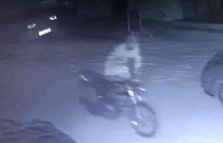 Park halindeki motosikleti sürükleyerek çaldı