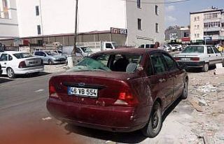 Park halindeki otomobilin üstüne inşaattan kalas...