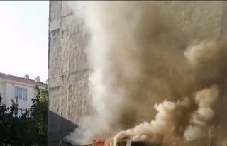 Park halindeyken alev alan panelvan araç hurdaya...