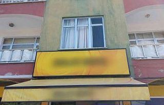 Pencereden düşen kadını ölümden büfenin tentesi...