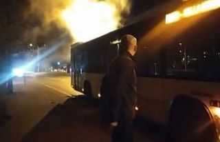 Pendik’te arkasından dumanlar yükselen İETT otobüsü...