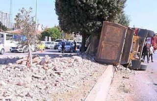 Pendik’te hafriyat kamyonu dehşeti: Işıkta geçti,...