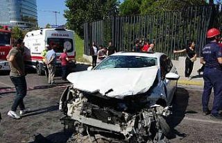 Pendik’te virajı alamayan otomobil bariyerlere...