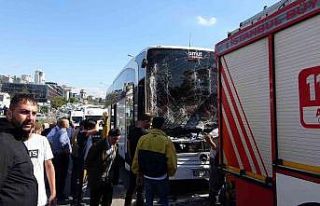 Pendik’te yolcu otobüsüyle kamyon çarpıştı:...