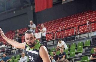 Pınar Karşıyaka evinde hazırlanıyor