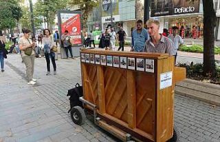 Piyanosuyla dünyayı geziyor