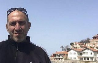 Plaj görevlisi demir kapının altında kaldı