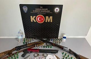 Polis silah, kelepçe ve uyuşturucu ele geçirdi:...