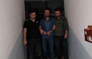 Polis silahla yaralama şüphelisini binanın çatısında...