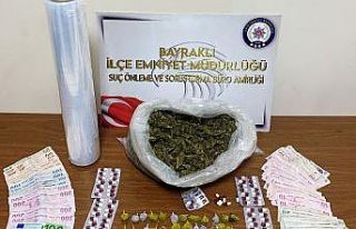 Polisi görünce uyuşturucu dolu poşeti aşağı...