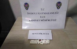Polisin arama yaptığı iş yerinde poşetten sentetik...