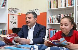 Projede toplanan kitaplar köy okuluna verildi