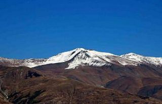 Refahiye’nin yüksek kesimlerine kar yağdı