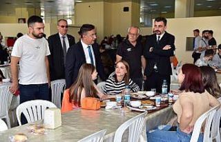 Rektör Kuş, yeni dönemin ilk gününde öğrencilerle...