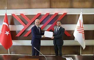 Rektör Prof. Dr. Alkış mazbatasını aldı
