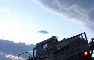 Rize’de askıda kalan kamyonetten atlayan sürücü...