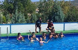 Roman çocuklar hem eğlendi hem yüzme öğrendi