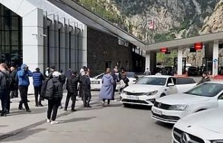 Rusya-Gürcistan sınır kapısında 14 kilometrelik...