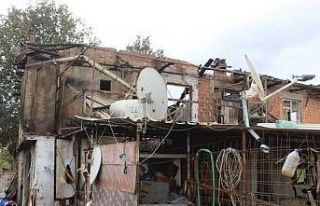 Sabaha karşı çıkan yangında iki ev kullanılamaz...