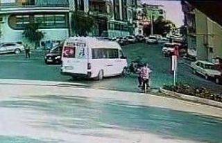 Sabıkalı kavşakta okulun ilk günü faciadan dönüldü