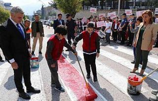 Safranbolu’da yaya geçitleri kırmızıya boyanıp,...