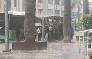 Sağanak yağmur hayatı olumsuz etkiledi