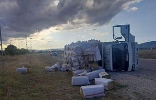 Saman balyası yüklü kamyonet devrildi: 1 yaralı