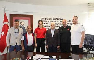 Şampiyon güreşçi Yasemin Adar Yiğit Burhaniye’ye...