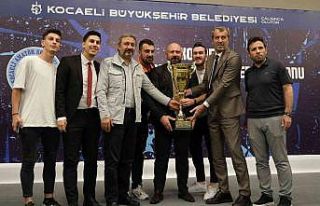 Şampiyonlar kupalarını aldı