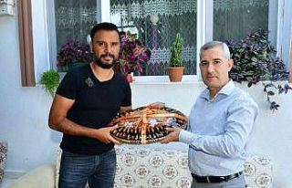 Sanatçı Alişan, Malatya’da dut pestiline hayran...