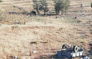 Şarampole devrilen traktörde bulunan 2 kişi hayatını...