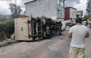 Sarıyer’de dar yokuşta virajı alamayan kamyonet...