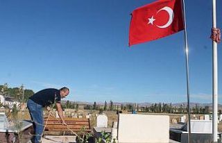 Şehit kardeşinin mezarına 28 yıldır toz kondurmuyor...