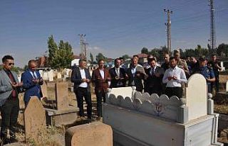 Şehit öğretmenin mezarının yanına bayrak direği...