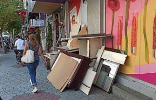 Şehrin göbeğinde kaldırıma mobilya yığıldı